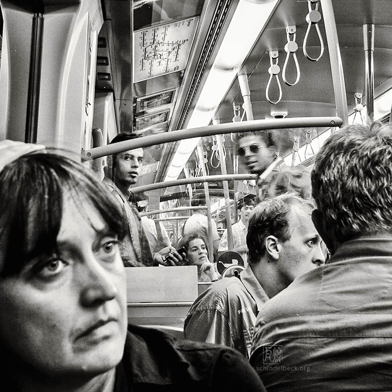 Menschen in der U-Bahn - Photo: Schindelbeck