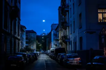 Ruhige Straße in Mannheim bei Dämmerung mit parkenden Autos - Mannheim am Abend - eine Fotoserie von Frank Schindelbeck Fotografie 2604